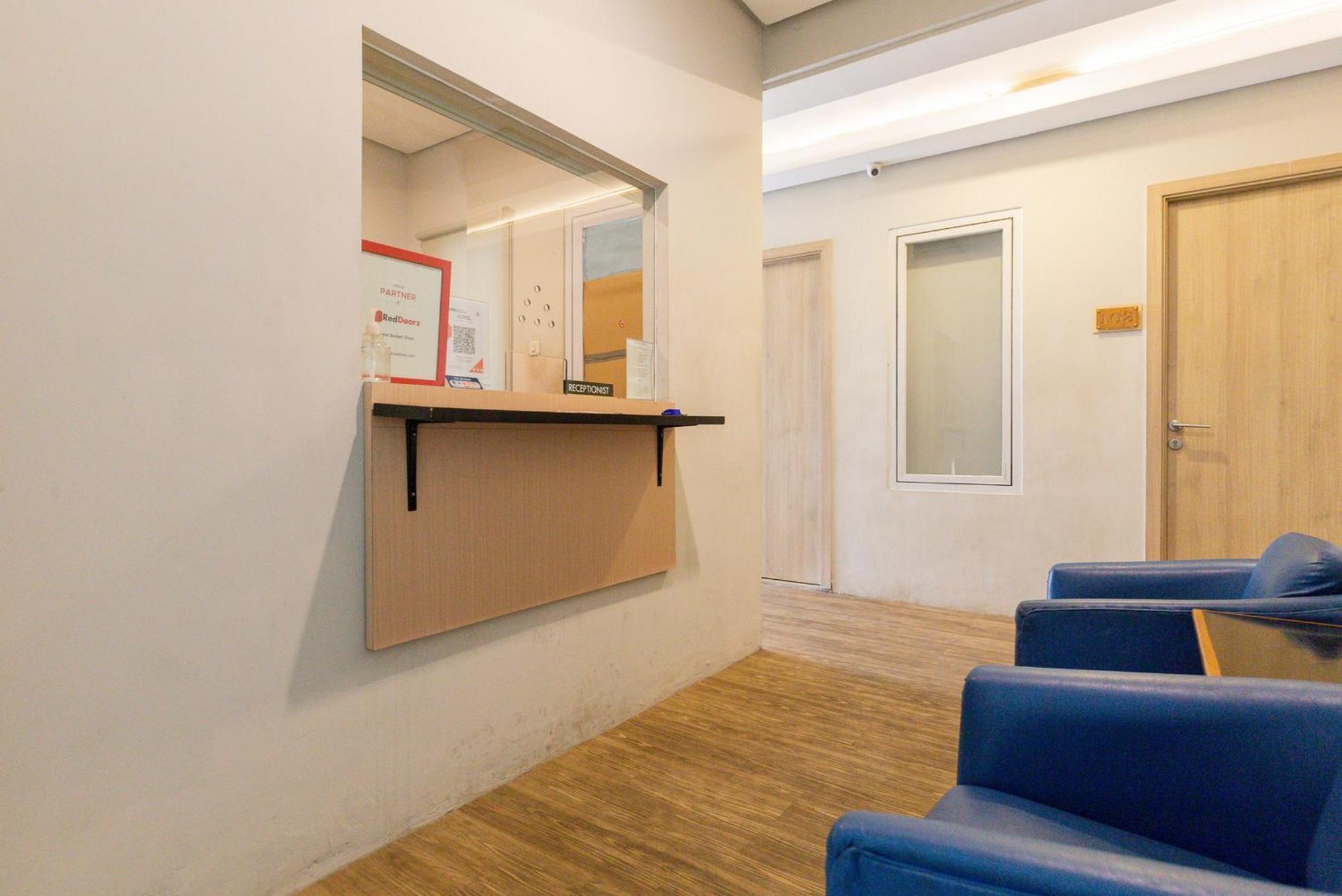 Reddoorz Plus Syariah Near Mall Pondok Indah Jakarta Exterior photo