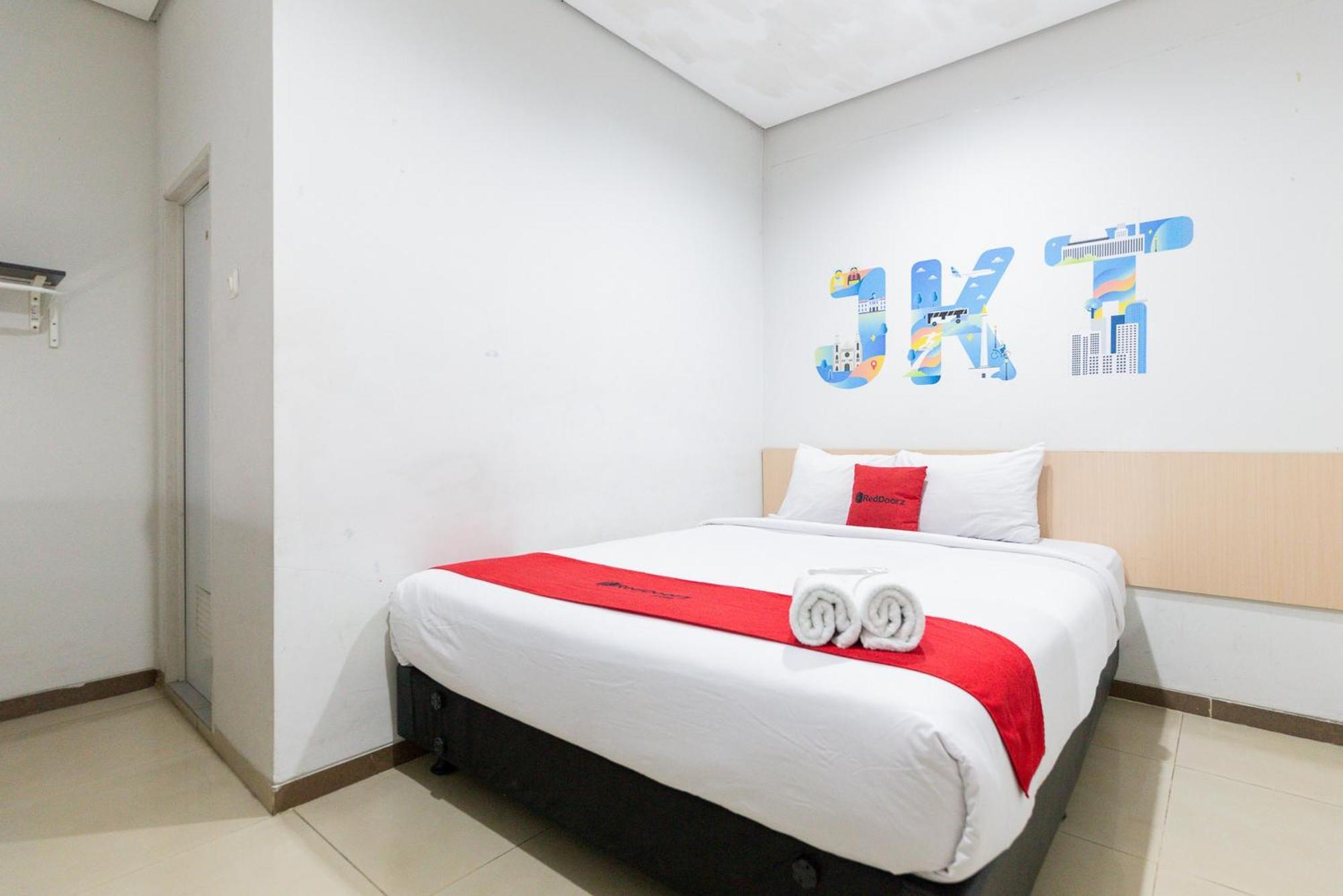 Reddoorz Plus Syariah Near Mall Pondok Indah Jakarta Exterior photo