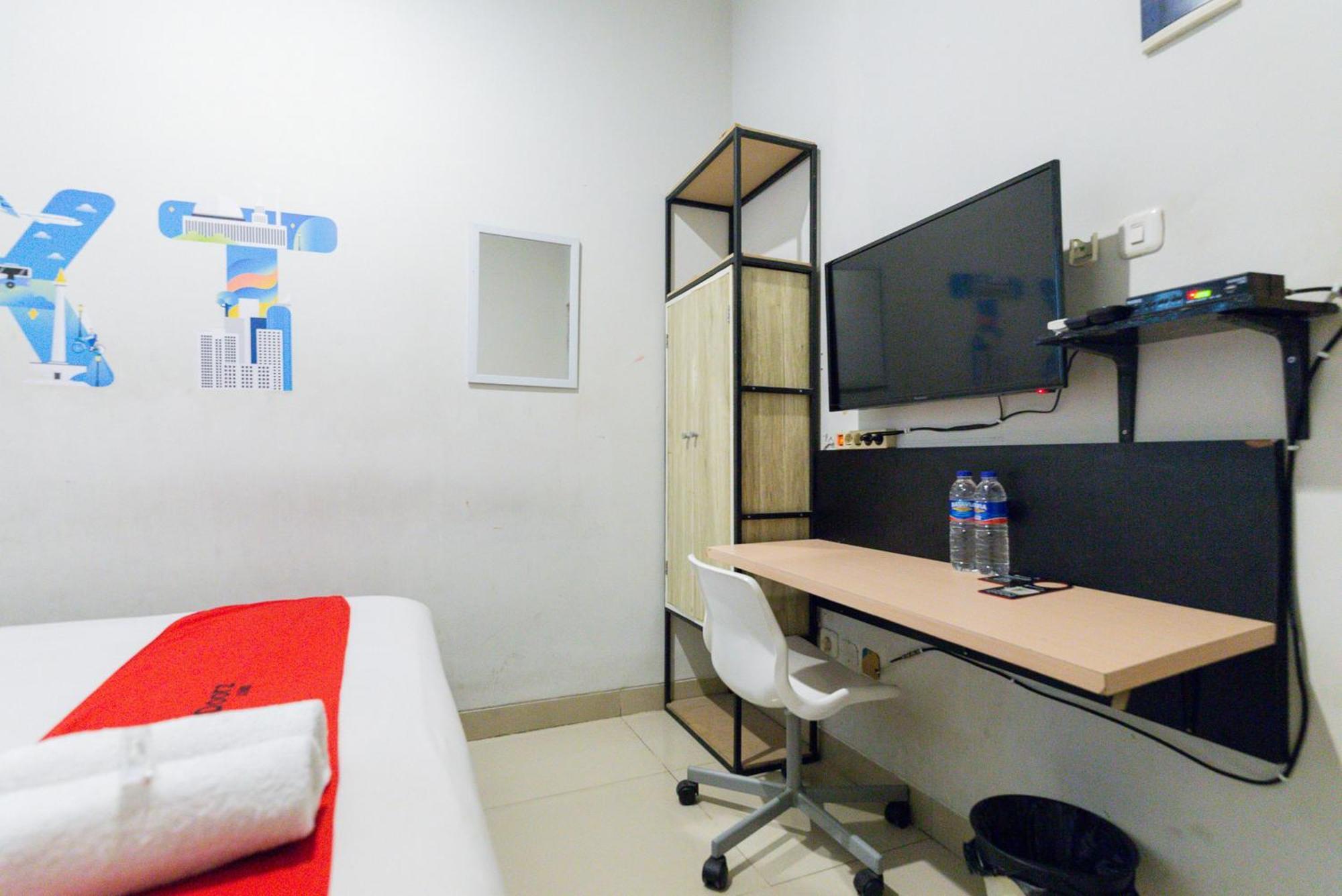 Reddoorz Plus Syariah Near Mall Pondok Indah Jakarta Exterior photo